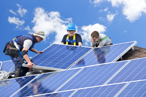Installation de panneaux solaires au Maroc